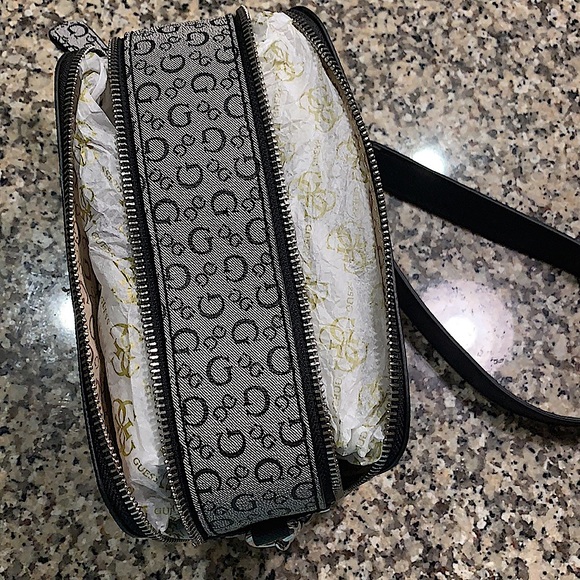 Guess Purse - Picture 5 of 5